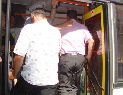 Accident neobişnuit: un călător băut s-a rostogolit din autobuz